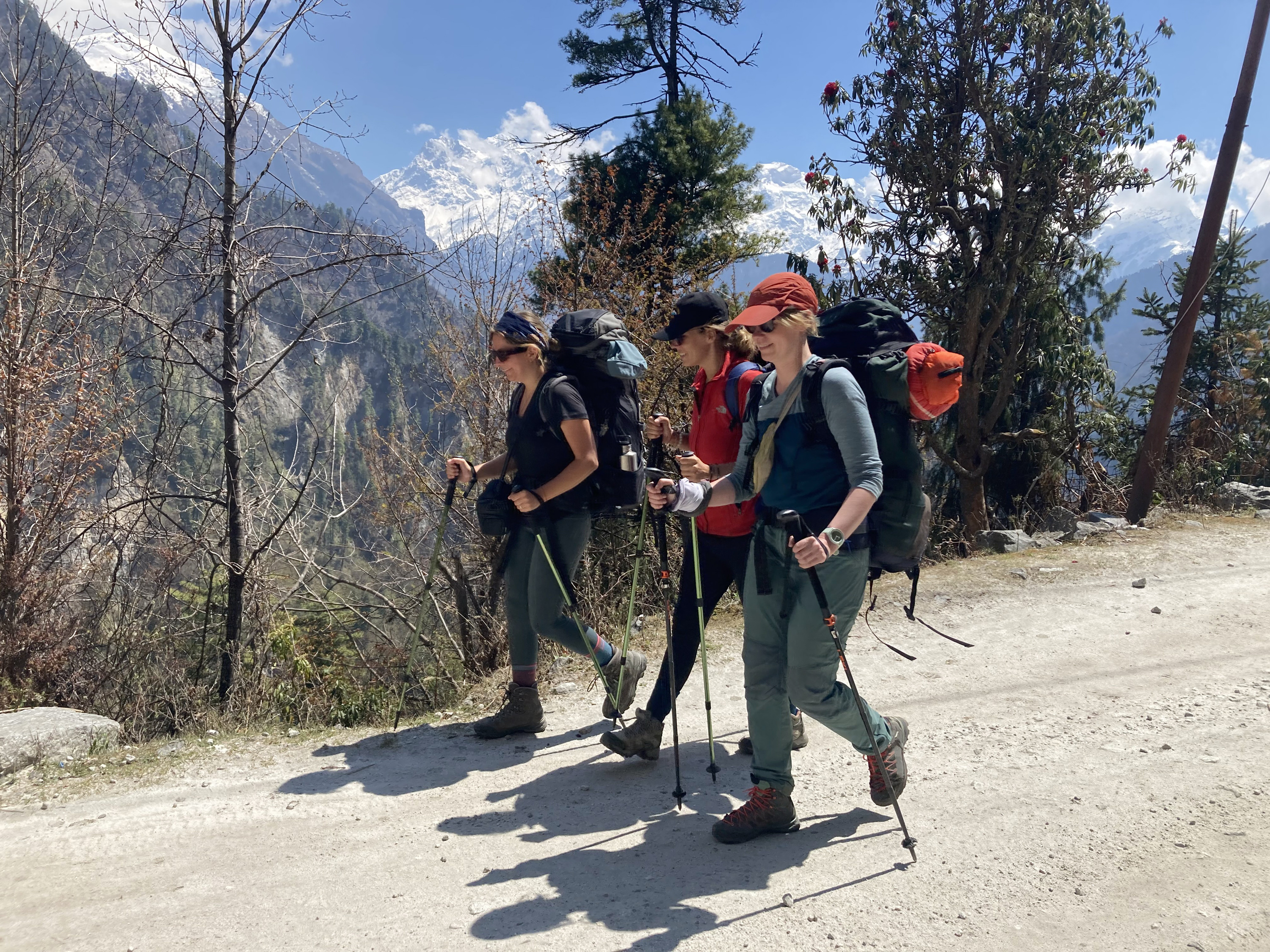 मनाङमा  चामेतर्फ जाँदै गरेका विदेशी पर्यटक