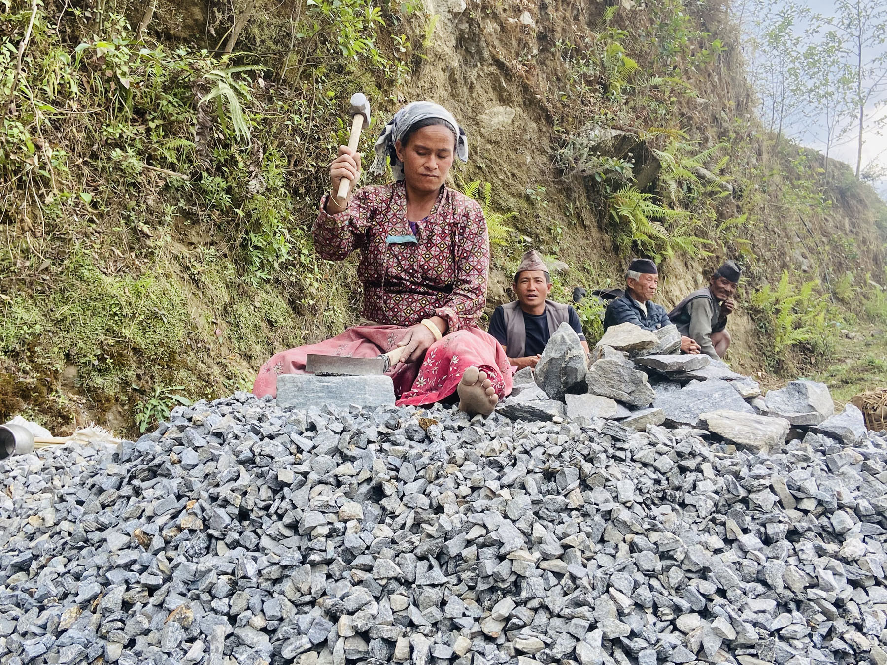 गिट्टी कुट्दै महिला