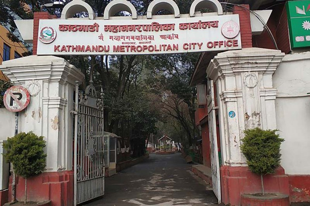 सिंहदरबारभित्रको फोहोर नउठाएका कारण जनस्वास्थ्यमा नकारात्मक असर परेको भन्दै महानगरविरुद्ध सर्वोच्चमा रिट
