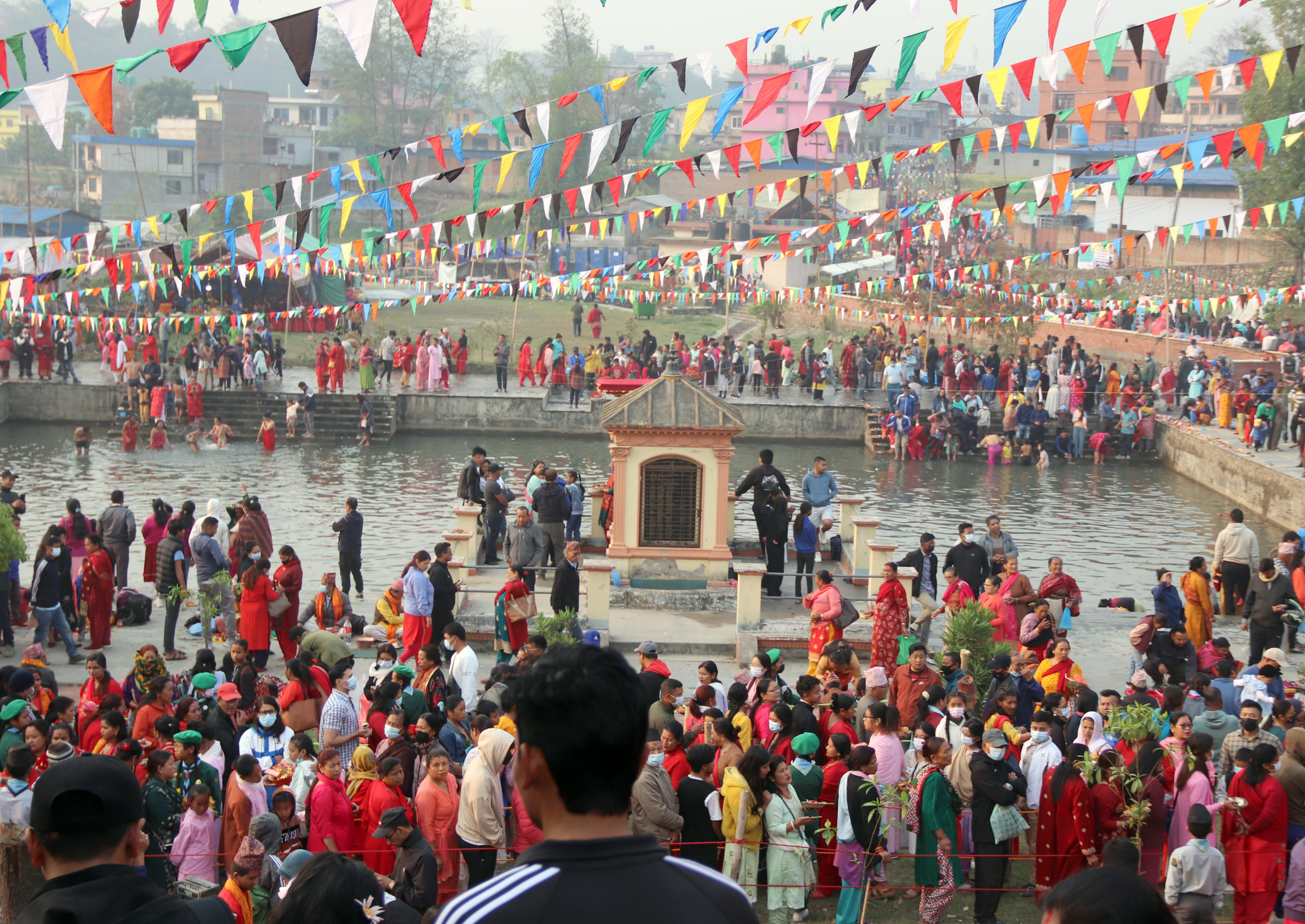 नयाँ वर्षमा सपनतीर्थमा भक्तजन (फोटो फिचर)
