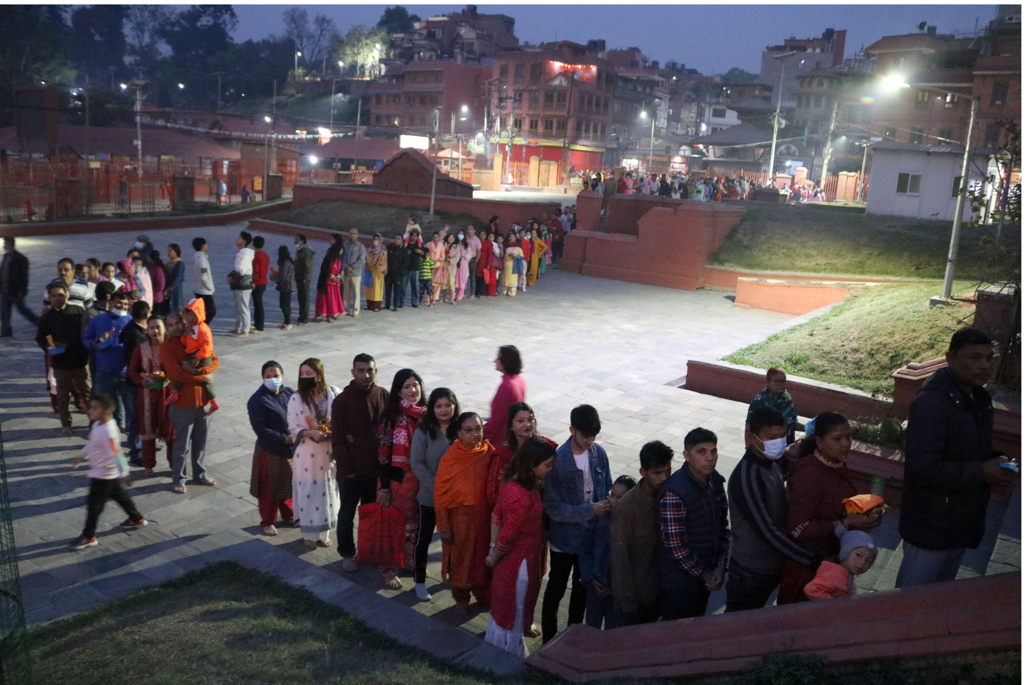 पशुपतिनाथको दर्शन गर्न लामबद्ध भक्तजन