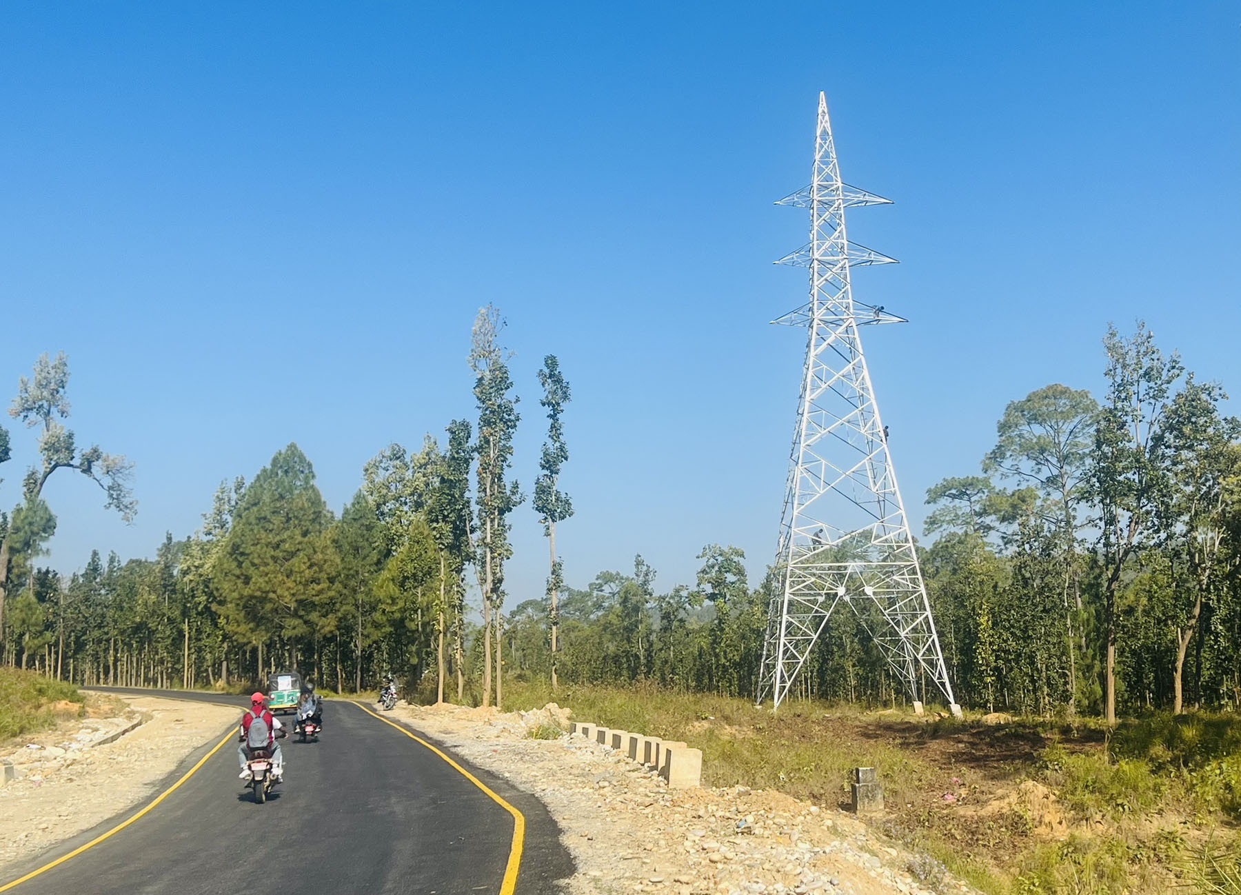 टावरमा काम गर्दै मजदुर