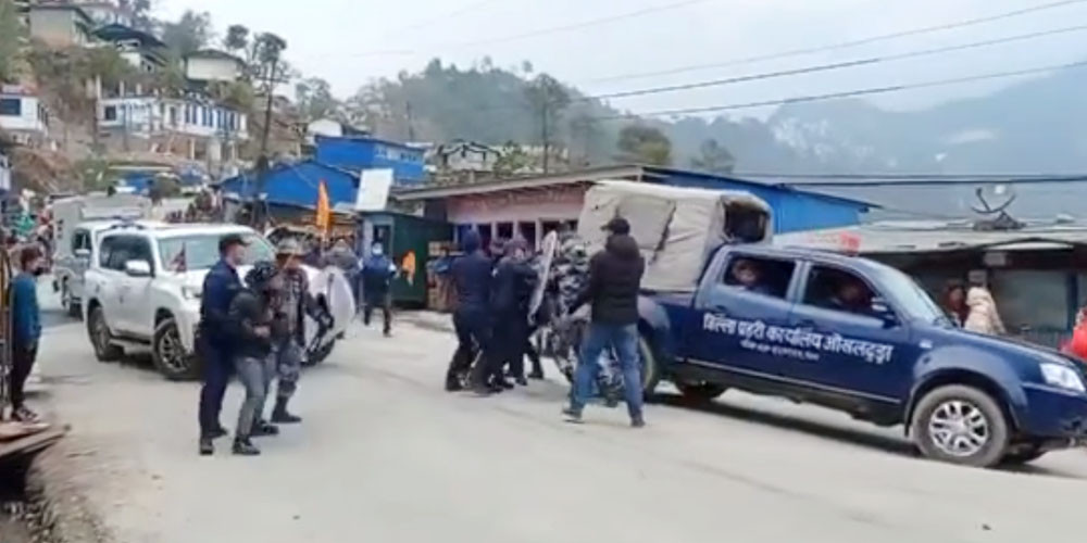 कोसीका मुख्यमन्त्री सवार गाडिमा तोडफोड प्रयास