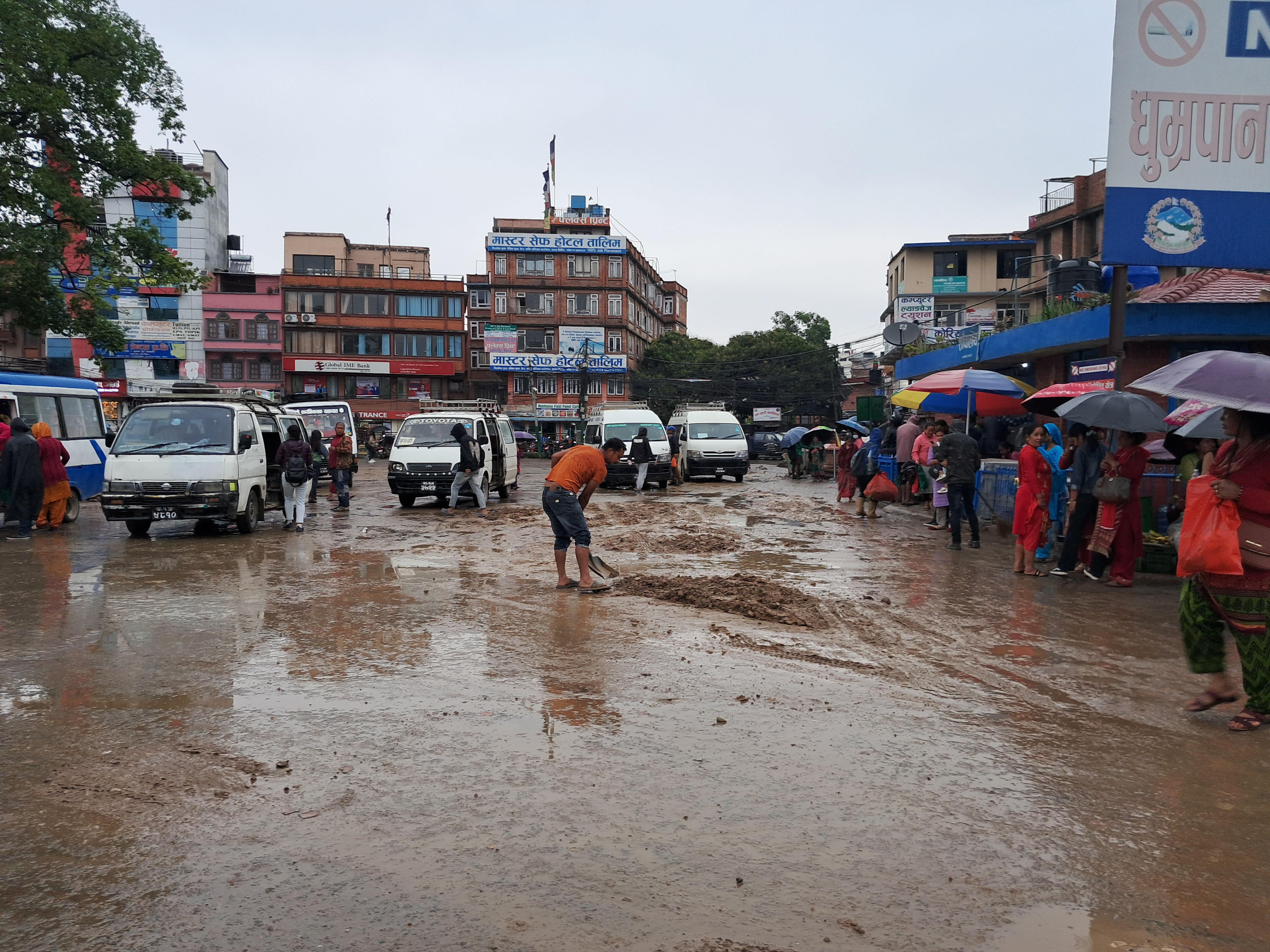 बसपार्कमा माटो पुर्दै